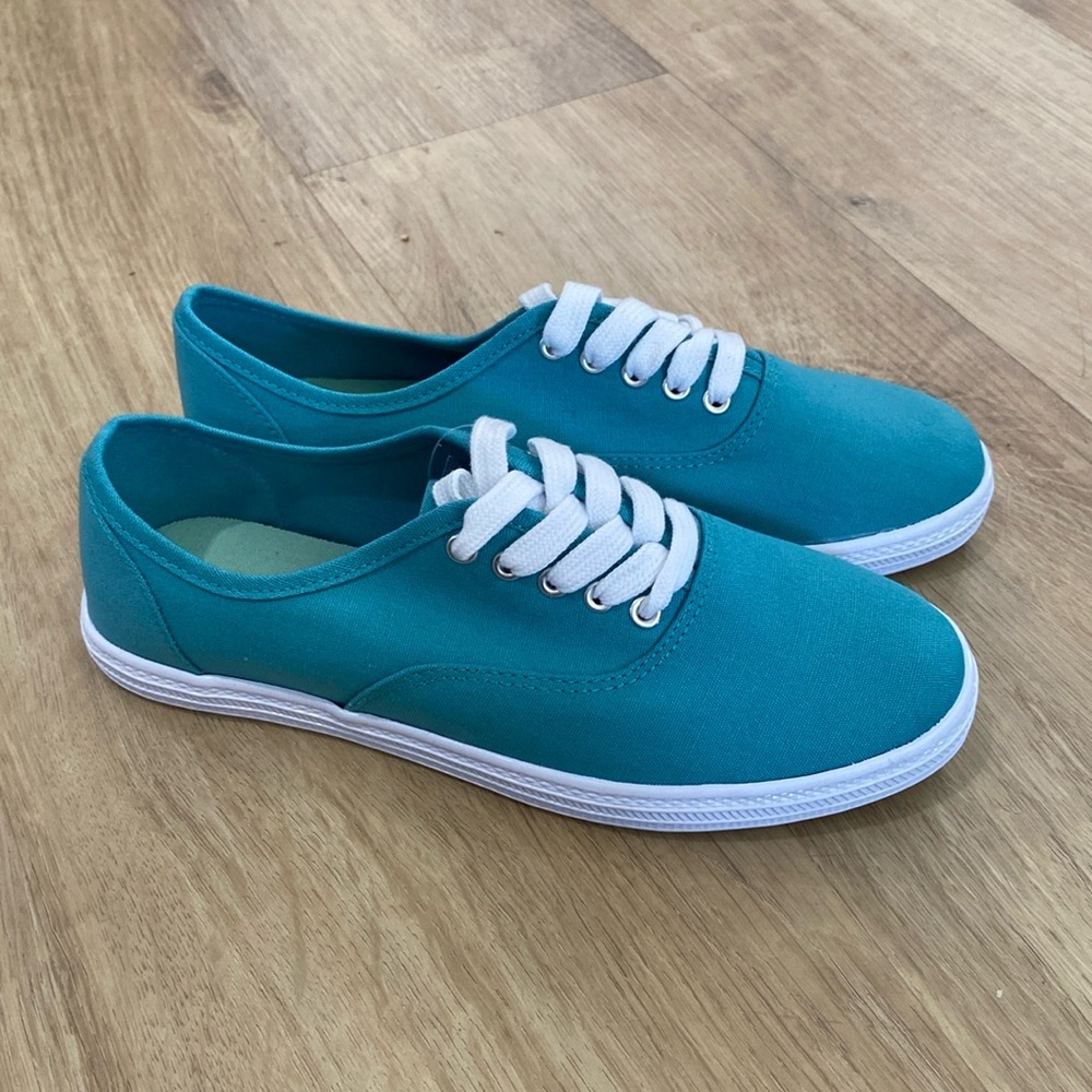 NEW Women’s Universal Thread Lunea Sneakers